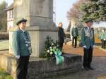Sch�tzenk�nigin Petra Emse und Landessch�tzenk�nig Andreeas Rambow vor dem Denkmal - 13.11.2011