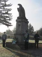 B�rgermeister Michael Bilstein bei seiner Ansprache vor dem Adler-Denkmal - 13.11.2011