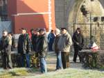 Auch viele Lauchaer B�rger waren zur Gedenkfeier gekommen - 13.11.2011